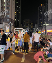 ���Ϻ�����·��֣�ˮ����ߵ����ϼ�ֱ����һ��С�м���