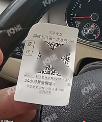 ����һ�����Ű�ۣ�����ɫС��Ƭ��������ͷҲ����������