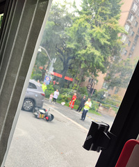 ���ڳ���ҪС�ģ��л���·���趼������ ��ƿ����ײ��