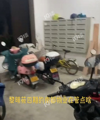 �������С����¥����ɵ�ƿ�������ˣ����ֳ�ֱ��ͣ�ڵ����ſڣ�