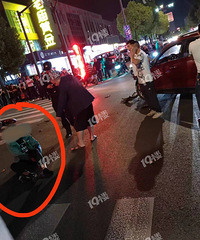 �ͳ�����ߣ�����һ��Ħ��С����ײ����