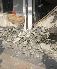 ͩ��ͻ����һ����A��ɯ����ֱ�Ӱ�����һ��������ͷ��ײ���ˣ�