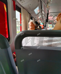 ����������ң�һ���˹������ϰѽŹ��α���˯���㣡