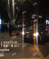 ���˰���ͻ������ɽ��·һ�ﳵ���˱�����ײ���ڵأ�