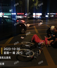 ���˰���ͻ������ɽ��·һ�ﳵ���˱�����ײ���ڵأ�