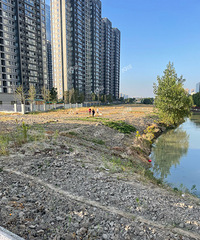 ƽ������ĳС��Χǽ�⾪�֡��˵ء������Ű������е����ˡ�