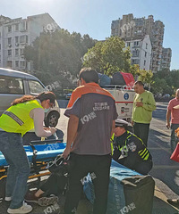 ���˽���ͻ��������·һ��̫̫�ᴩ��·�����С��ײ�ˣ�