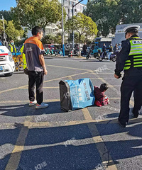 ���˽���ͻ��������·һ��̫̫�ᴩ��·�����С��ײ�ˣ�