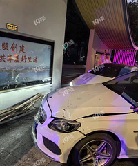 ���������󱼡��ס����ˣ���Ȼ�ѹ���վ̨��ײ���ˣ�