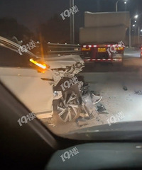 Զ��󿨳�������ɫС�γ�׷βǰ�� ��ͷ��ײû�ˡ�