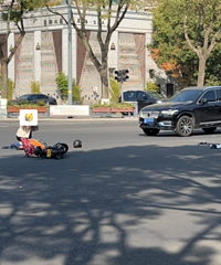 平湖街头突发车祸!电瓶车连人带车被撞飞!据说是电瓶车主闯红灯