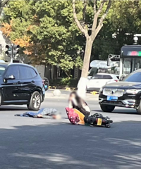 平湖街头突发车祸!电瓶车连人带车被撞飞!据说是电瓶车主闯红灯