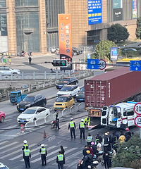 突发!海宁今早大货车又“吃人”了!布已经盖起来了 人应该…