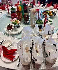 �μ���һ����ʢ��Ļ��� ��ϯ�ٲ��˾Ƶ����ƾ��ʹ����