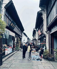 谁懂逛街的魅力啊?漫步在街头感受阳光温暖 欣赏沿街店铺和摊位