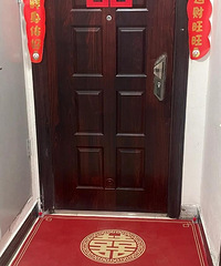 真的有必要吗?领居让收掉在门口的石狮子