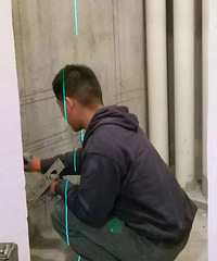 最近网上热议:瓦工月入两万,年轻人为何不愿入行?