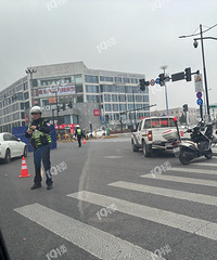 �л���·�Ĺ�··��ͻ�����������϶���Ѫ��Χ�����ˡ�
