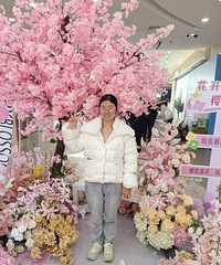 本人性格外向活泼 喜欢出去玩 热爱美食 想找个性格幽默的男生