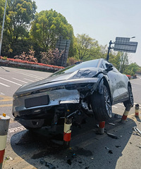 ����һ������Դ����ͷײ���ˣ�������̫���������Զ���ʻ�ˡ�