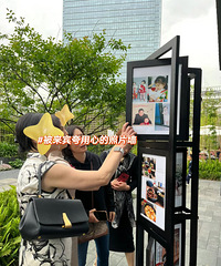 ������������ĵ���Ƭǽ��һ����ͯ����һ���ǳ�������Ƭ