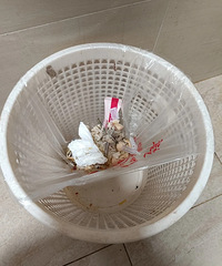 垃圾桶永远脏兮兮!为什么老人都不喜欢套垃圾袋