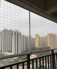 求教!高层怕小孩子爬出去,怎么用铁丝网包住啊?