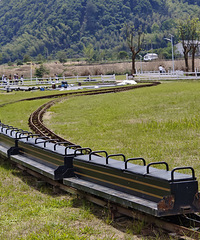 С�𳵡���������ˮ�����г� ...���˺�С�����ܳ���һ����