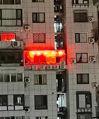 对面楼的这户邻居是在作甚?一排红灯笼看着好吓人