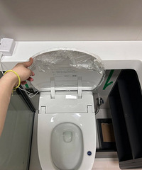 卫生间装修翻车?现在马桶盖都打不开了…