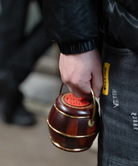 ���ϰ�ף�������С��Ͱ�������л����������м���Ǯ