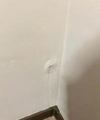 墙面漆起泡,里面有水是为什么呀??
