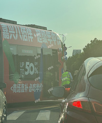 ���߷�ͻ�����Ĺ�·��ȭ·�ڣ��й�糵�͵糵��ײ�ˣ�