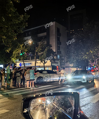 û���Ƶı�ʱ��Taycan�ͼ��001ײ���ˣ��ö���Χ�۰���