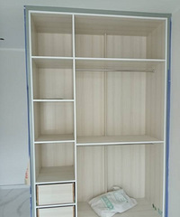 成品衣柜的美观度,决定于木工师傅的手艺。
