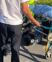 ���ٲ�����С����·��ײ������С�磡Ů˾���³������ϴ�����Ь��