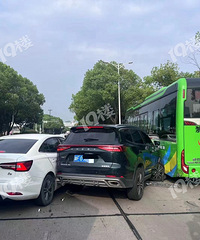 ͻ�������·�ϵط�������ײ�ˣ�������ײ�����й�������
