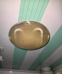 装修不到位?不!是邻居贪小便宜,灯里都是水...