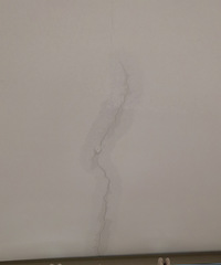 一场台风把我家房顶干裂了!我这可是刚刚住了1年多的新房啊!