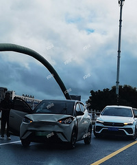 ��ɽ·����ͻ��׷β���糵��ð���ˣ��ֳ��³��ˡ�