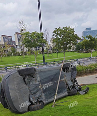 �������ϣ�����һ��˹����ײ���෭����������ײ�ϣ����ɶ���٣�