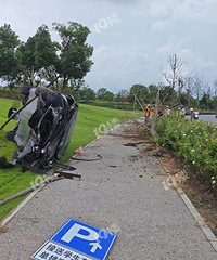 �������ϣ�����һ��˹����ײ���෭����������ײ�ϣ����ɶ���٣�