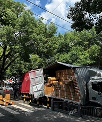 �ѷ�·��Խ����·�Ϻ�ѧԺ��ߣ�һ����ײ�ϸ�ѹ�ˣ����ϵĻ�����