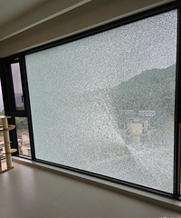 想知道落地窗自爆的话,怎么区分是人为的还是本身质量问题?