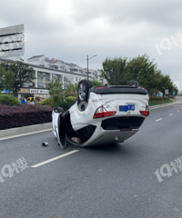 ���˽�ͷ�󷭳���������˾���³����˸��绰���ˣ������ǾƼݡ�