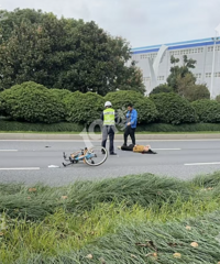 ���·����ͻ����Ů���ﳵ�ᴩ��· ���˴����г���ײ�ɣ�