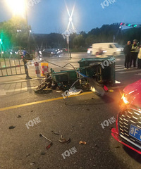 ������զ�С��������߷�µ�ײ�����ֳ�����ֱ�ӱ�120�����ˡ�