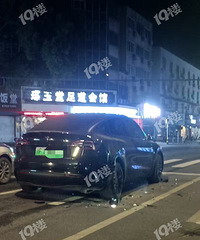 ε��SUV��ҹײ���������ˣ����ͣ�ڸ߼����¡�