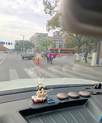 ����ɽķ�Ѿ���ʼ�ͻ��ˣ�·�������ͻ�С���ˡ�