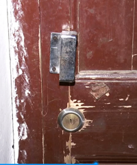 ����20��ĳ��ⱻ���ˣ����ھ�����ǿ�а�ռ������Ǯ��